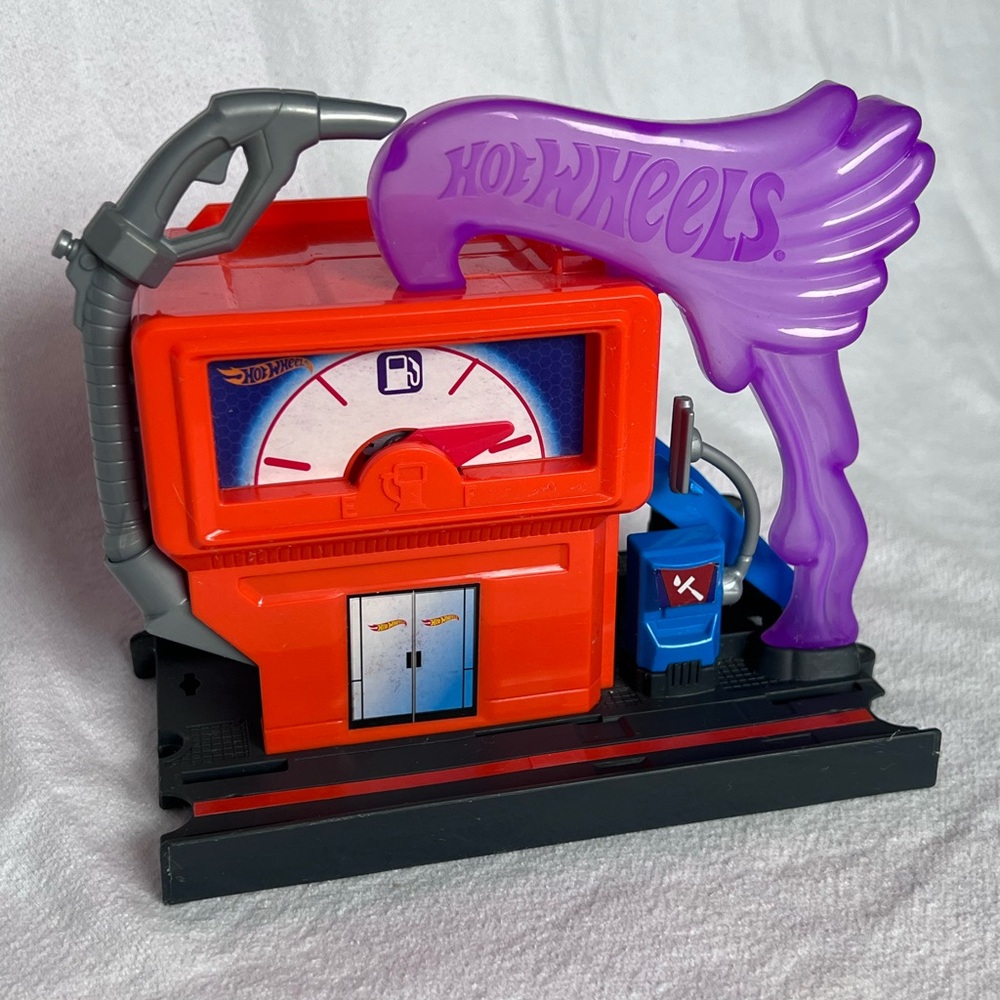 Hot Wheels City Downtown Super Fuel Stop Playset